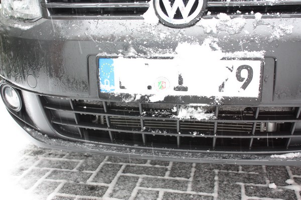 schnee-kennzeichen-nummernschild-autoschild